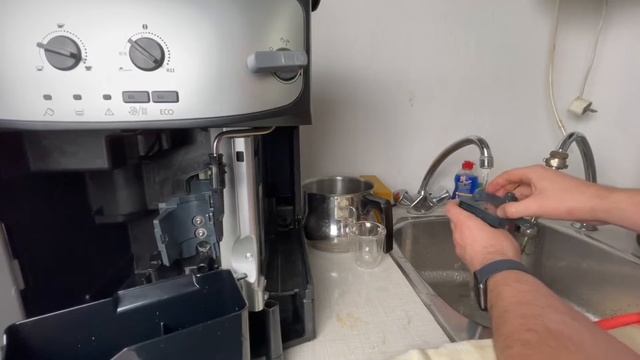 Reinigung der Brüheinheit De'Longhi Caffè Corso ESAM2803.SB Kaffeevollautomat Bedienung Anleitung