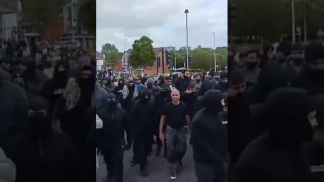 В Англии вооруженные толпы мигрантов вышли погулять