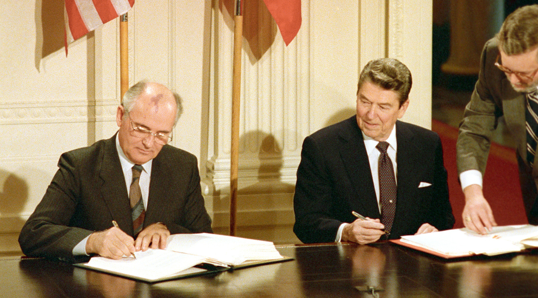 СССР и США Договор о ликвидации их ракет средней дальности и меньшей дальности.