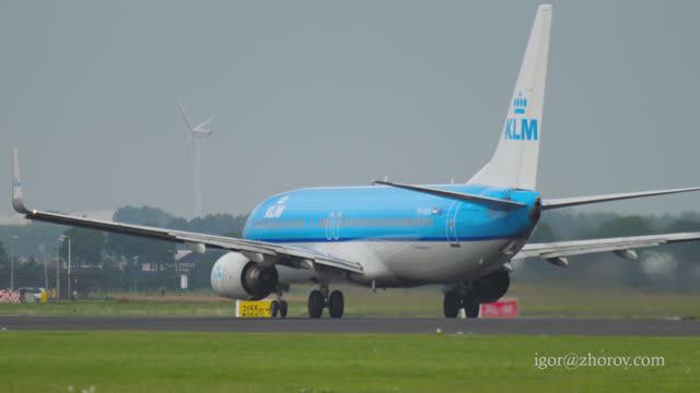 Боинг 737 авиакомпании KLM взлетает из аэропорта Схипхол.