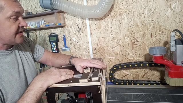 Столик распиловочный (табуретка) для погружной пилы Зубр 55, с креплениями на ящик Макита.