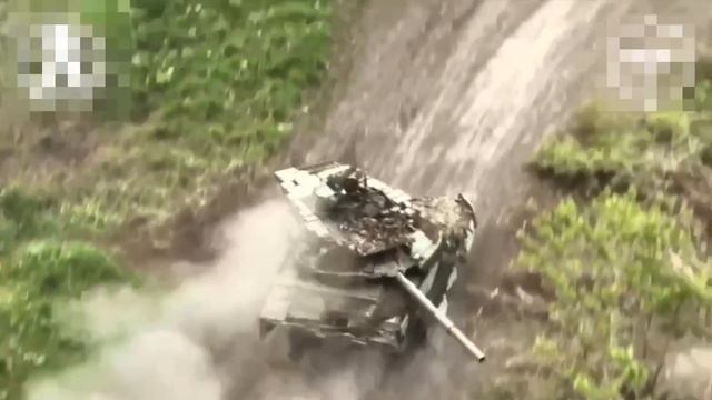 Т-90М «Прорыв» с защитным козырьком выдержал два попадания вражеских FPV-камикадзе.