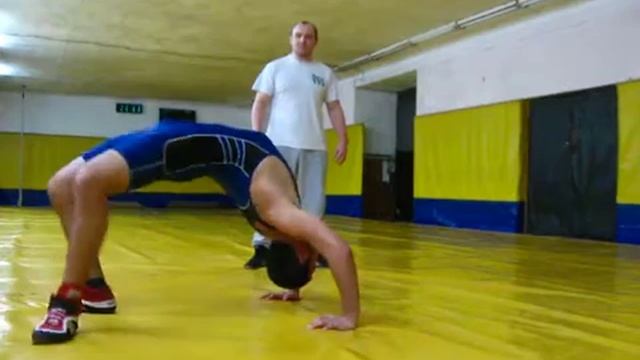 Борцовские забегания.(забегания стоя на руках ). Развить все мышцы. Freestyle wrestling. Runaways.