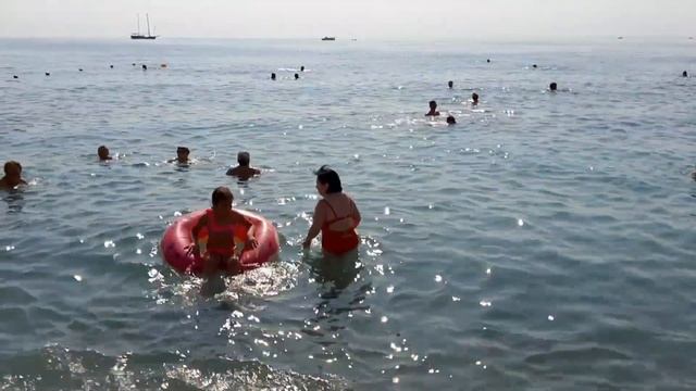 Утренняя зарядка на Приморском пляже. Ялта