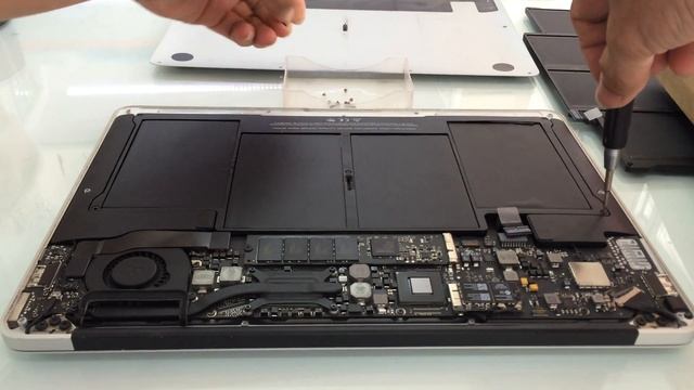 How To Replace the Battery in a Macbook Air 2011 A1466