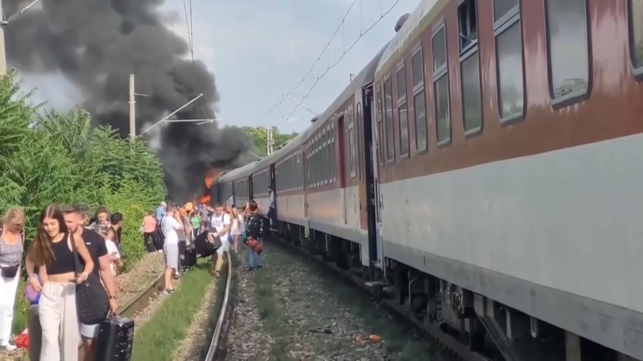 Пассажирский поезд столкнулся с автобусом в Словакии — видео