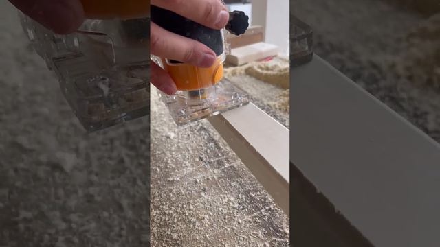 Процесс фрезеровки доски для придания рельефа