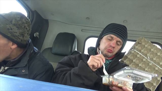 мукбанг обжор с серёгой мусорщиком на работе свекольник макороны с сердцем