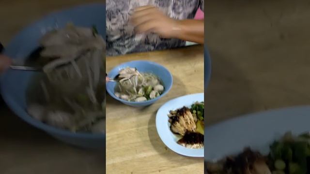 обед супчик из свиной рульки в Таиланде#еда#вкусно#тайскаяЕда#ужин#суп#суп в таиланде#мясо#рис#сала