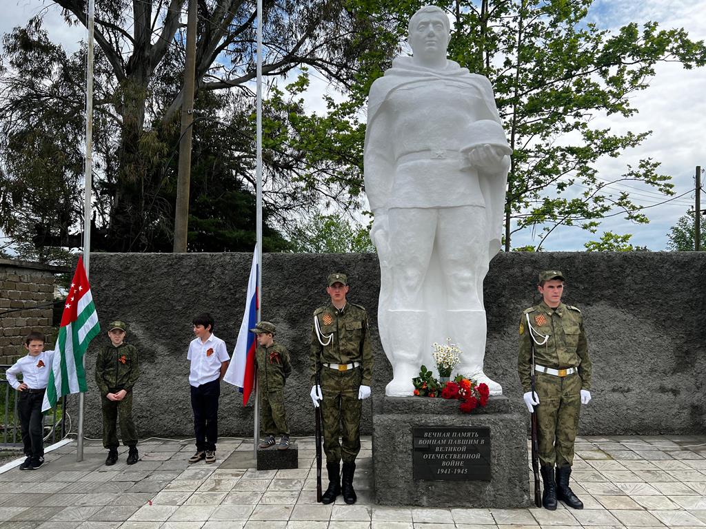 В селе Кындыг торжественно открыли после реставрации памятник павшим в Великой Отечественной войне.
