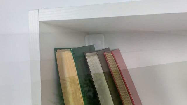 Стеллаж с открытыми полками.