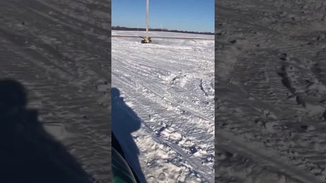 неудачный прыжок на снегоходе