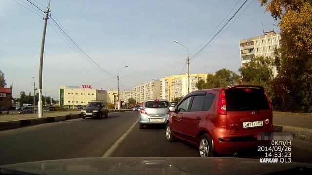 Nissan Note B817AT190 вклинивается с подрезанием в поток без поворотника