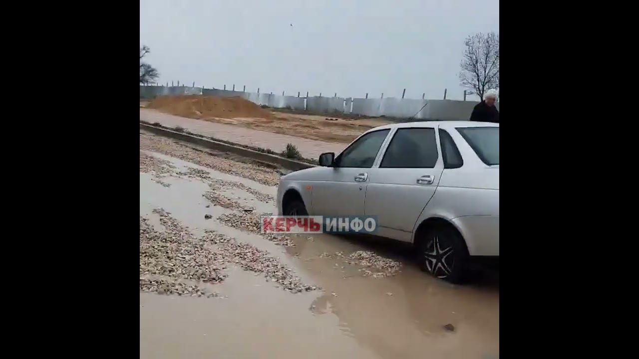 Недоблагоустройство: автомобиль стал «заложником» ловушки в керченском дворе