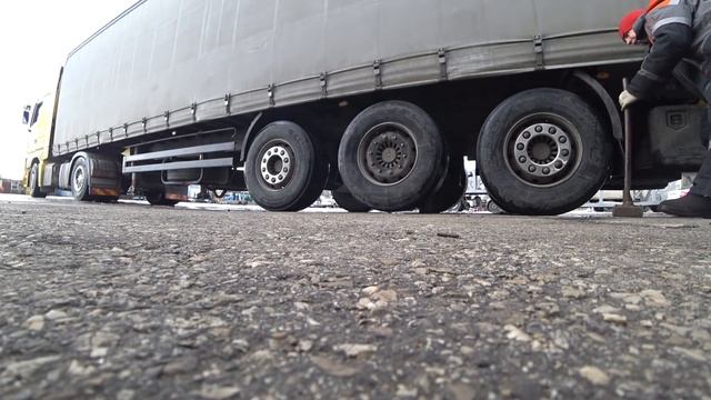 Ужас! 3 часа лупил кувалдой, Не могу снять колесо((