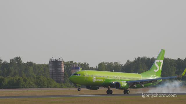 Боинг 737 авиакомпании S7 Airlines приземляется в аэропорту Толмачёво.