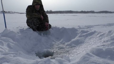 Зимняя рыбалка ОКА! Проверили жерлицы! Нашли ЗЕМЛЯНКУ ОТШЕЛЬНИКА!!!
