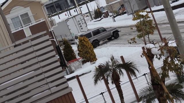 The little Nissan X-Trail that could. Drags out Ice-bound Truck