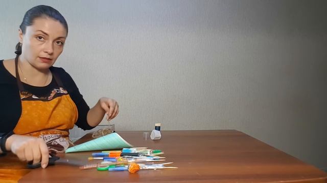 Букет из канцтоваров, конфет в кульке