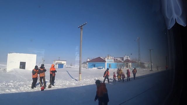Станция Әйке (Айке) - поезд подъехал, люди бегут к вагонам зимой 2021 года