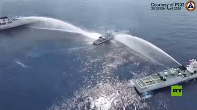 سفن صينية تستخدم خراطيم المياه ضد خفر سواحل الفلبين