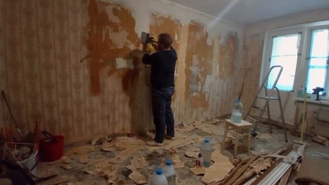 Ремонт в панельке. День второй: Снимаем обои, чистим комнату