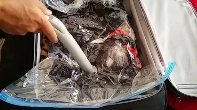 Как эргономично спаковать чемодан с помощью вакуумных мешков и пылесоса