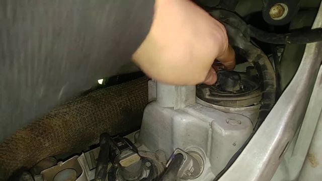 Toyota Corolla Verso - wymiana żarówki mijania (krótkie) HB4