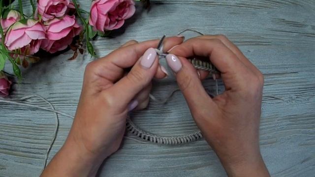 Шапочка для тех, кто учится вязать спицами.