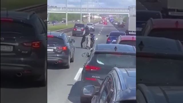 Мастурбек и мотоциклист зарубились прямо на шоссе.