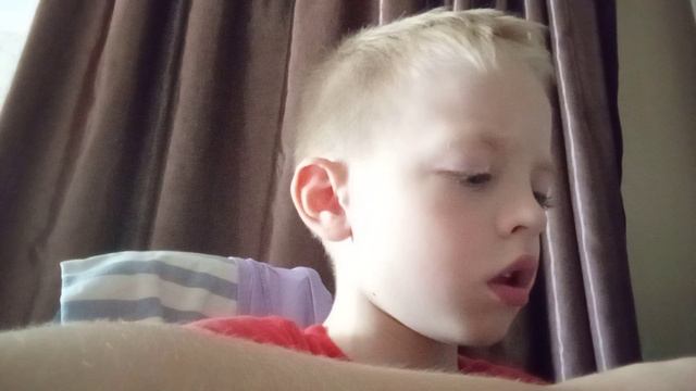это посылка которая Я на самокате ехал мне мама позвонила и и сказала забрать посылку