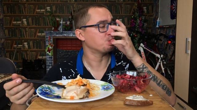 Мукбанг/Mukbang/Макарошки с жареной курицей/Винегрет