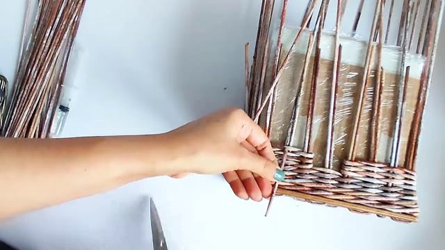 Плетение домика из бумажной лозы с фанерным донышком