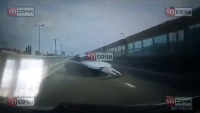 Перевернувшийся автомобиль на трассе в Сочи попал на камеру видеорегистратора