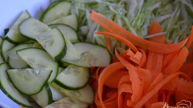 Овощной салат с вяленой клюквой и тыквенными семечками