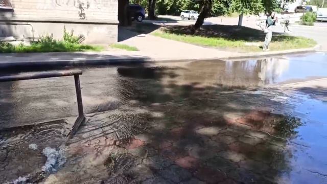 Вода фонтаном бьёт из люка недалеко от отделения «Почты России» на проспекте Труда в Воронеже.