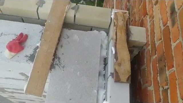 Закачка пеноизола между пеноблоком и кирпичем