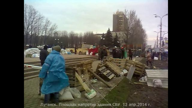 Луганск.Площадь напротив здания СБУ. 10,12 апр 2014 (5)