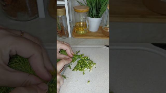 1000344015.mp4 Очень вкусная окрошка на Айране😋😋😋