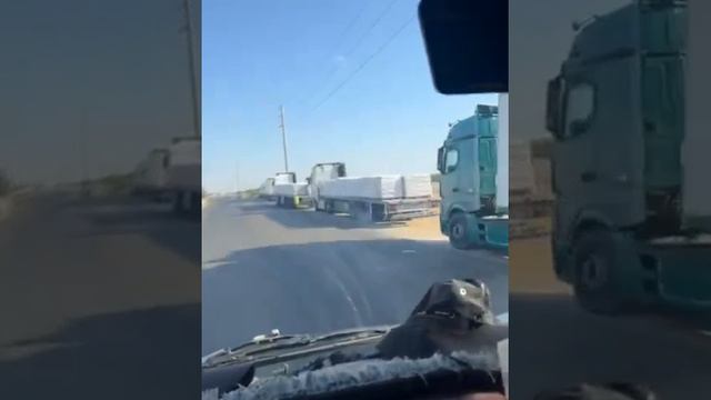 Очередь грузовиков, перевозящих товары в Израиль из Иордании