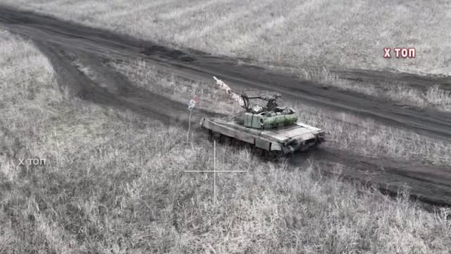Экипажи танков Т-80БВ работают по наблюдательным пунктам и живой силы ВСУ в зоне СВО