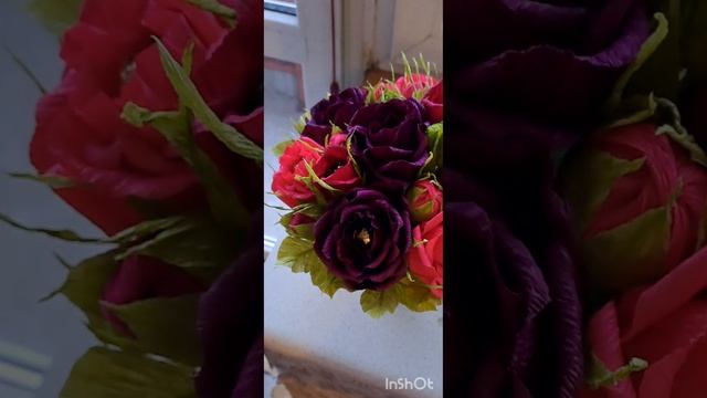 Цветы из гофрированной бумаги с конфетами в кружке.