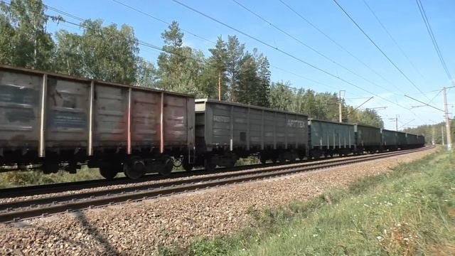 ЭС2Г-140 Ласточка сообщением Курган  Екатеринбург и 2ЭС6-310 Синара с грузовым поездом