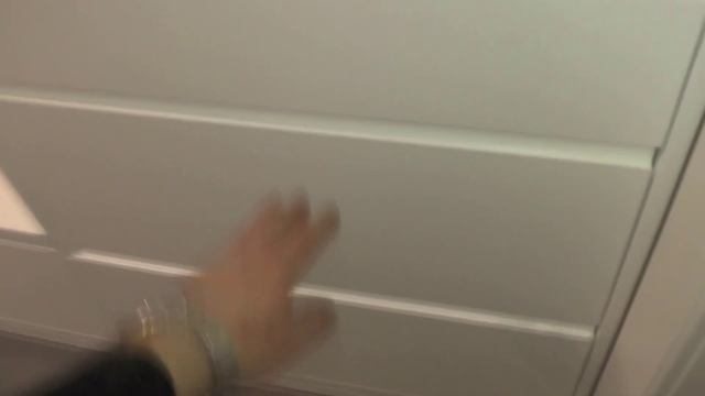 Тумба в прихожую без ручек из МДФ, белый мат. Белая тумба для обуви и комод в прихожую.
