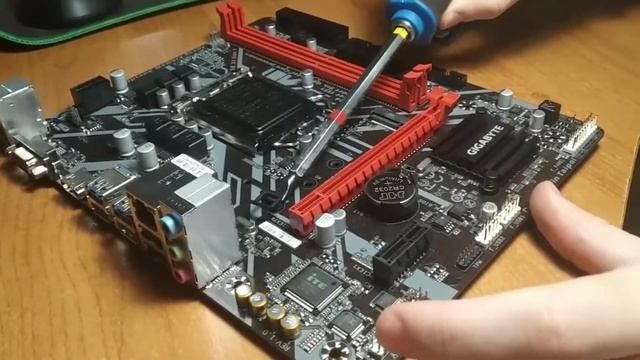 Пластиковая заглушка на материнской плате в слоте М2
