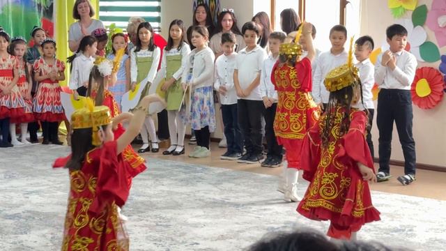 Танцы в школе на праздник Навруз