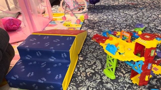 Ребенок кушает фрукты Child is eating fruits kids дети еда кухня софия