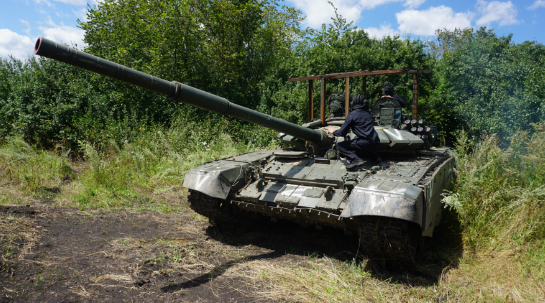 Точно по цели: экипажи танков Т-80 громят позиции ВСУ под Авдеевкой