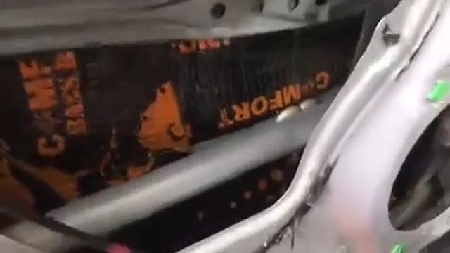 Виброизоляцию совмещаем с заводским материалом, получаем непробиваемую шумоизоляционную броню