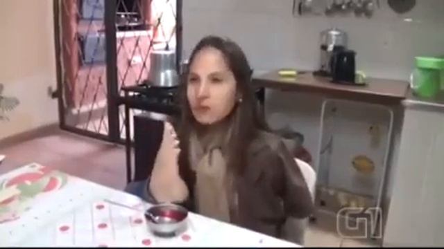 Девушка без рук пользуется ногами